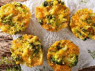 Рецепта Яйчени омлети със сирене чедър и броколи във форми за мъфини
